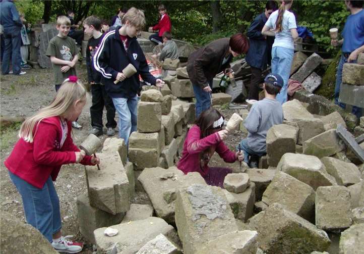 Kinder können auch in diesem Jahr wieder die Techniken und die Arbeiten am Stein erlernen. Foto: TI Vulkanregion Laacher See
