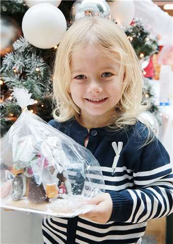 Kinder können sich bei der Lebkuchenhaus-Bastelaktion kreativ austoben.  Foto: Lebkuchenhaus-Bastelaktion