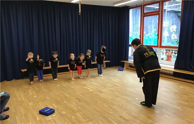 Kinder lernen koreanische Kampfkunst und Verhaltensregeln für einen leichteren Übergang in die SchuleFoto: privat
