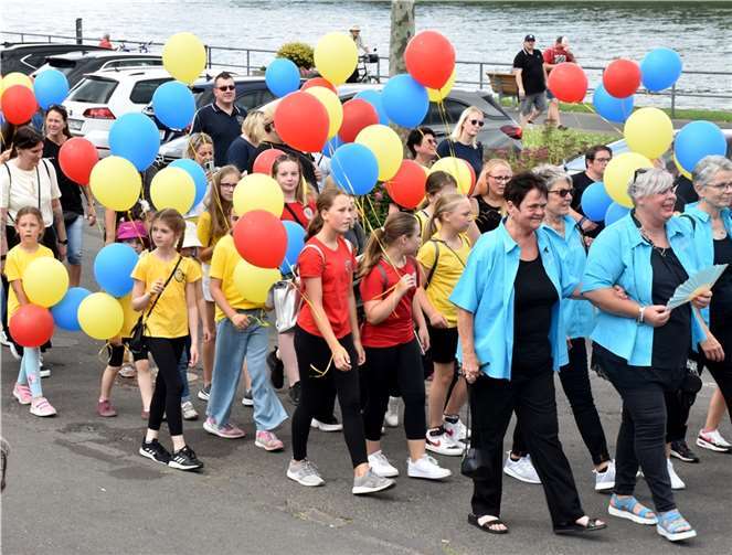 Kinder mit bunten Luftballons und Abordnungen vieler Vereine machten mit beim Kirmesumzug.