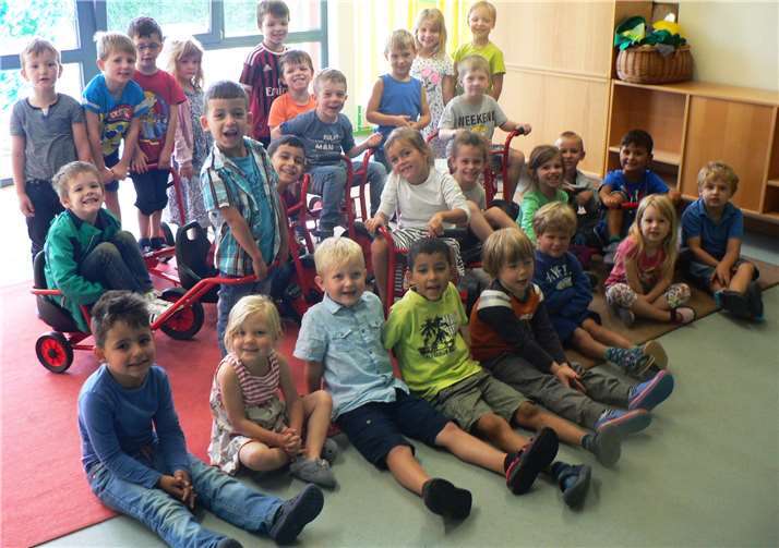 Kinder mit neuen Fahrzeugen der Kindertagesstätte Regenbogenland.