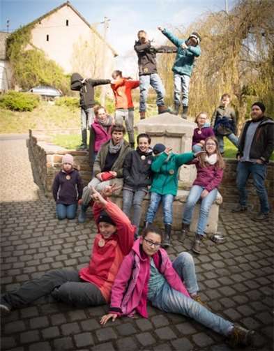 Kinder mit schwerkranken Geschwistern leben mit einer speziellen Belastung.Bunter Kreis