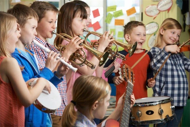 Kinder mit verschiedenen Instrumenten