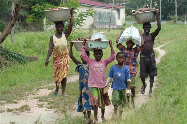 Rheinbacher Schultafeln für die Bildung in Togo Kinder müssen mitarbeiten.