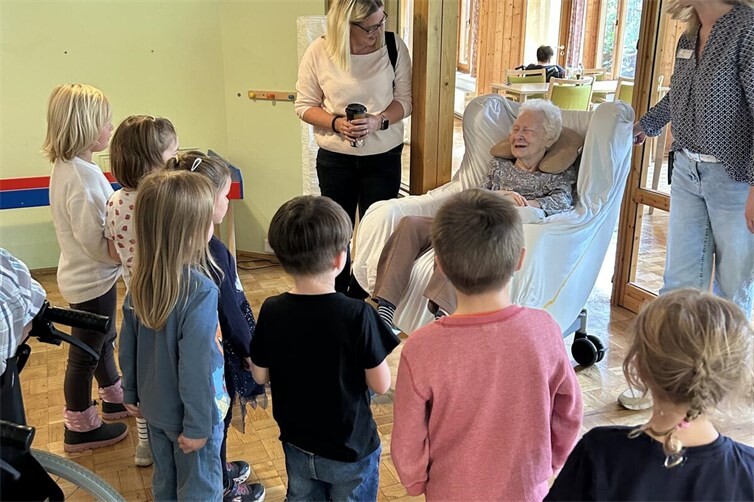 Kinder sagen für die Bewohnerin ein Geburtstagsständchen 