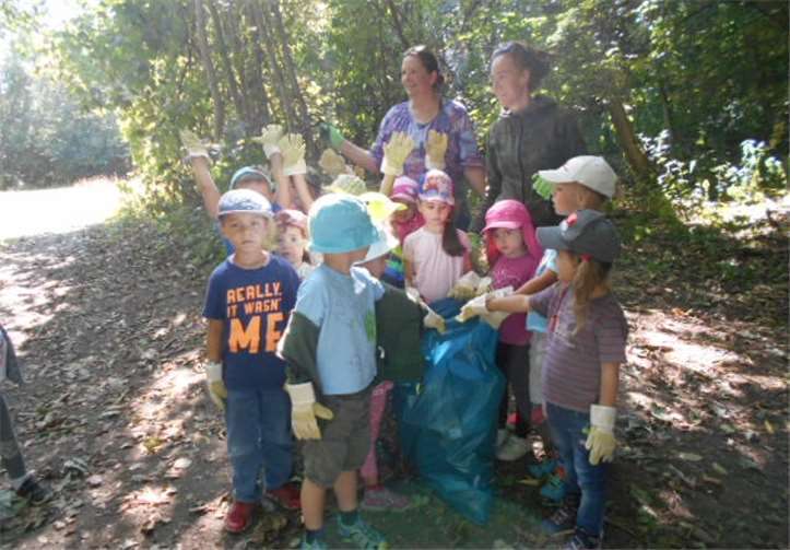 Kinder sammeln im Wald Abfall ein.Foto: privat