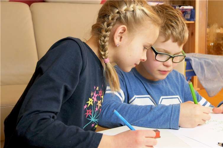 Kinder schreiben auf, wen sie kennen und wo Sie Hilfe bekommen können, wenn sie in Gefahr sind. Quelle: Sicher-Stark