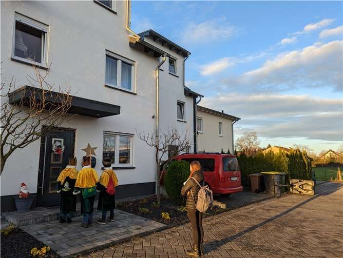 „Kinder stärken, Kinder schützen - in Indonesien und weltweit“ - unter diesem Motto zogen die Sternsinger vom 2. bis 4. Januar durch die Rheinbacher Kernstadt und brachten den Segen in die Häuser. Foto: privat