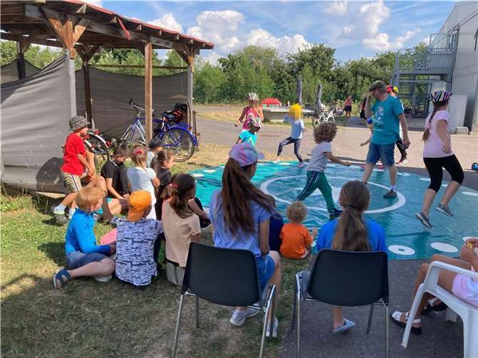 Kinder studieren eine Clownsnummer, mit Nils Gruber von der Erlebnisakademie, ein. Quelle: Stadt Rheinbach