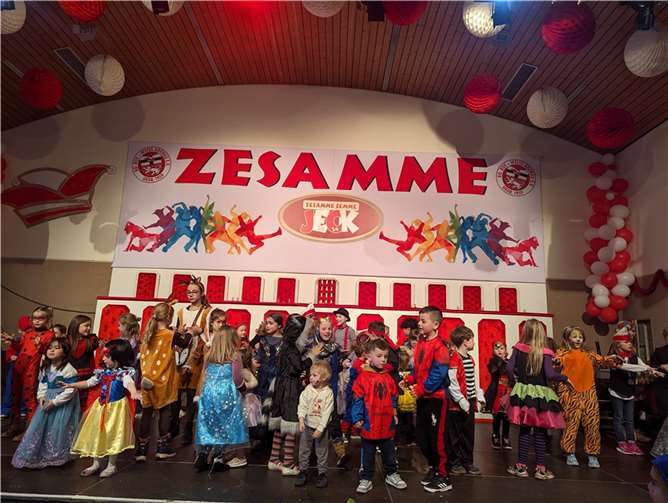 Kinder tanzen zu einem Mitmachlied.  Foto: Dirk Mlinski