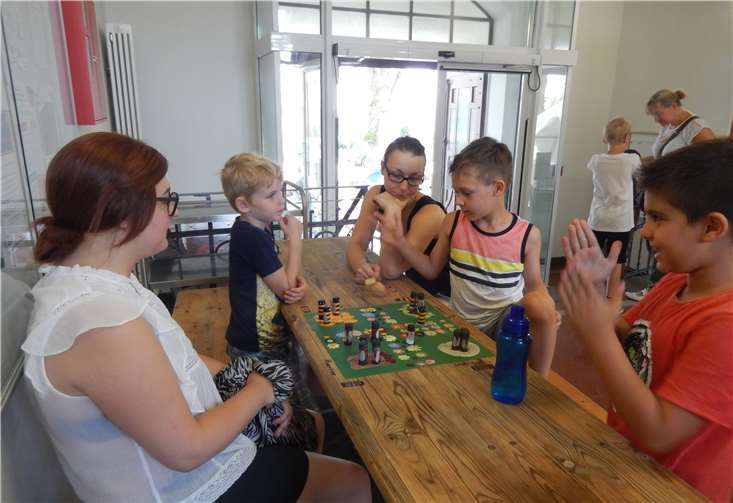 Kinder testen das selbst gebastelte Mensch-Ärgere-Dich-Nicht-Spiel.Fotos: RU