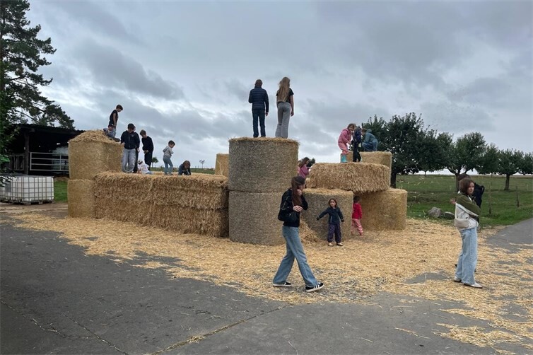 Kinder tummelten sich auf der Strohburg