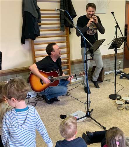 Kinder und Akteure hatten viel Spaß an der Musikaktion im Kindergarten. Foto: privat