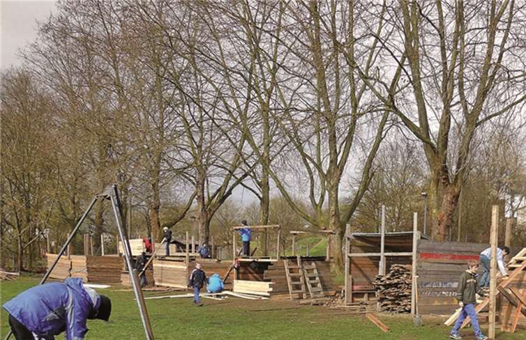 Kinder und Betreuer auf dem Bauspielplatz in Aktion.privat