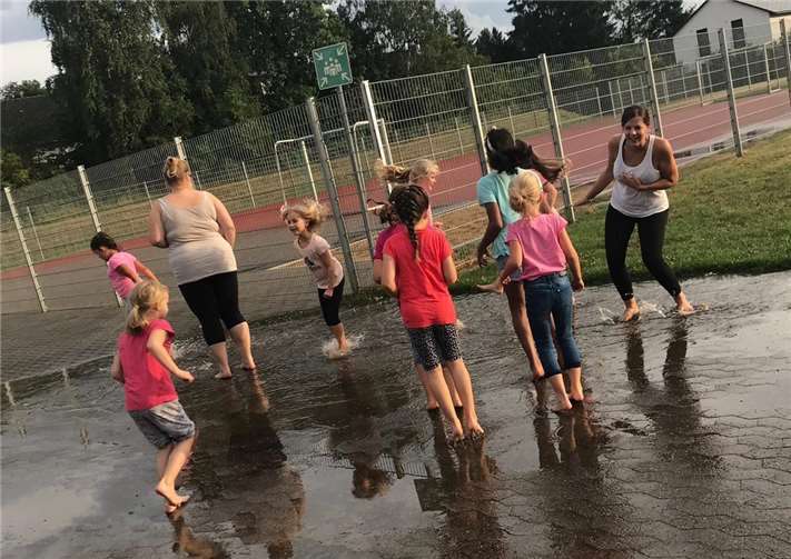 Kinder und Betreuerinnen beim Regentanz.