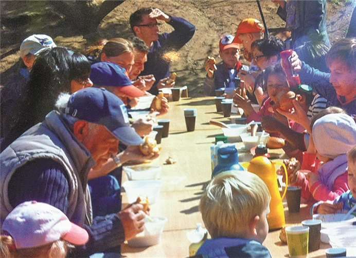 Kinder und Eltern, alle machten mit bei der großen Aktion das Außengelände auf Vordermann zu bringen. privat