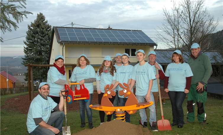 Kinder und Eltern krempelten in Wimbach die Ärmel hoch und stellten drei Federwipptiere auf dem Schulgelände der Nürburgring-Schule auf. RWE
