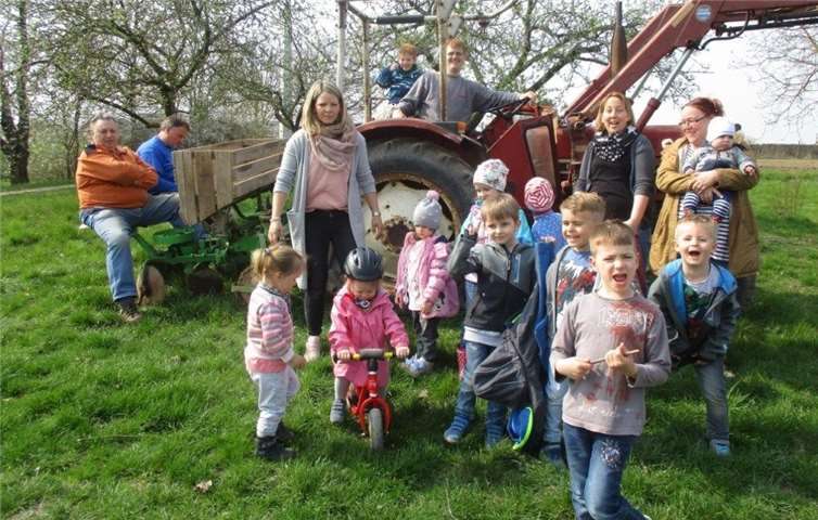 Kinder und Eltern machte es sehr viel Spaß, Kartoffeln zu setzen. Foto: privat