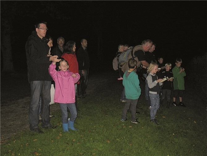 Kinder und Erwachsene auf der „Jagd“ nach den heimischen Fledermäusen.privat