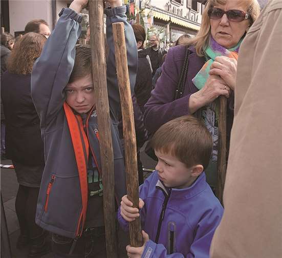 Kinder und Erwachsene bewaffneten sich mit Pfählen, um wie die Belagerer vor 767 Jahren nach dem Moosemann zu suchen.
