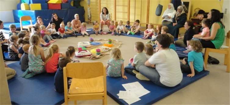 Interkulturelle Erziehung Kinder und Erwachsene feiern gemeinsam das Zuckerfest.privat