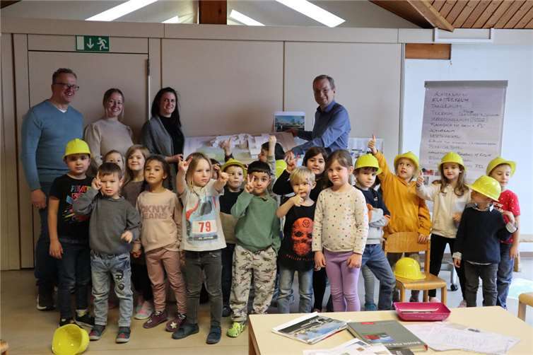 Kinder und Erwachsene freuen sich gleichermaßen, dass es mit den Umbaumaßnahmen an der Kita Storchennest vorangeht. Foto: Stadtverwaltung Sinzig