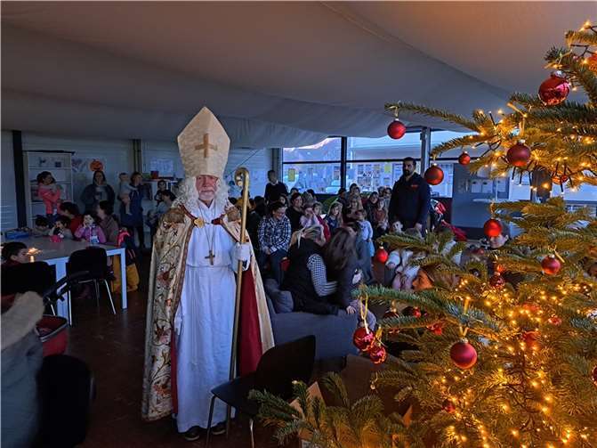 Kinder und Erwachsene freuten sich gemeinsam über den Besuch des Nikolauses.  Foto: Stadtverwaltung Sinzig