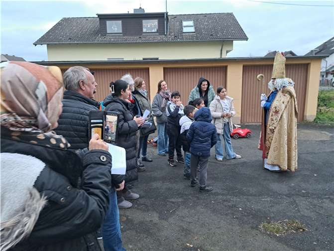Kinder und Erwachsene freuten sich gemeinsam über den Besuch des Nikolauses.  Foto: Sonja Wuttke