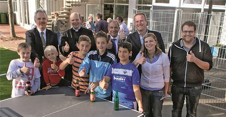 Kinder und Erwachsene freuten sich gleichermaßen über die gelungene Modernisierung des Außenbereiches des Kinder- und Jugendzentrums Live St. Martin in Rheinbach. VJ