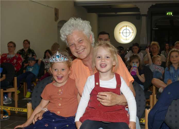 Kinder und Erwachsene hatten bei der Märchenaufführung im Kapuzinerkloster gleichermaßen viel Spaß.