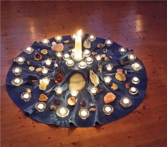 Kinder und Erwachsene werden mit einer Weihnachtsgeschichte, Musik und Liedern auf den Heiligen Abend gestimmt.privat