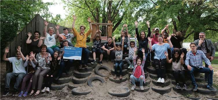 Kinder und Erzieher der Kita Mittelweiden freuen sich auf neue Musikinstrumente.privat