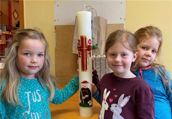 Kinder und Erzieherinnen der katholischen Kindertagesstätte in Nickenich haben liebevoll die Osterkerze für die Pfarrkirche gestaltet.Foto: privat