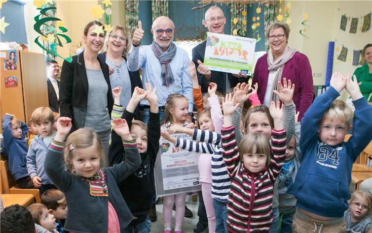 Kinder und Erzieherinnen des Kindergartens Sankt Kunibad in Heimsheim freuen sich über das Zertifikat „KITA vital – gesunde Kindertagesstätte.