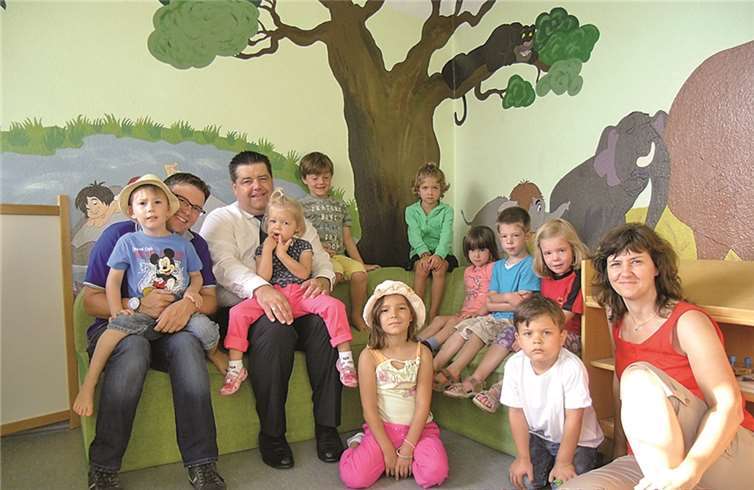 Kinder und Erzieherinnen des Waldorfer Kindergarten nahmen gern auf dem neuen Sofa Platz.privat