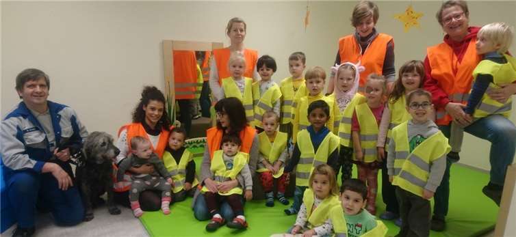 Kinder und Erzieherinnen freuten sich über die Warnwesten von Rüdiger Glodeck. Foto: Seifert