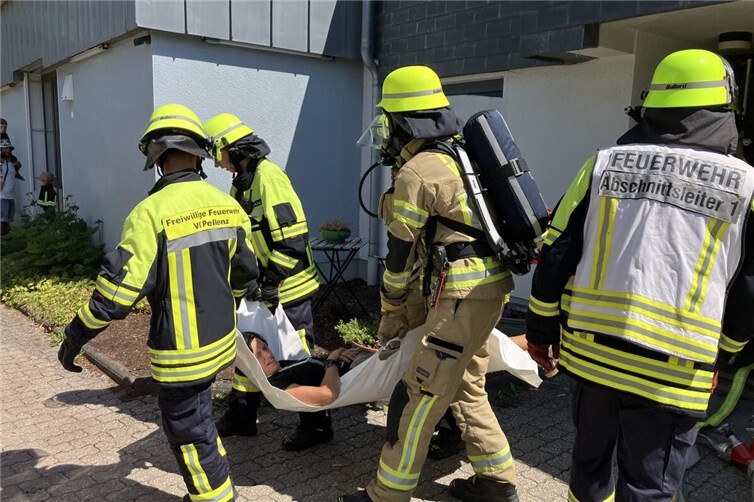 Kinder und Erzieherinnen wurden von der Feuerwehr aus der Kindertagesstätte gerettet.