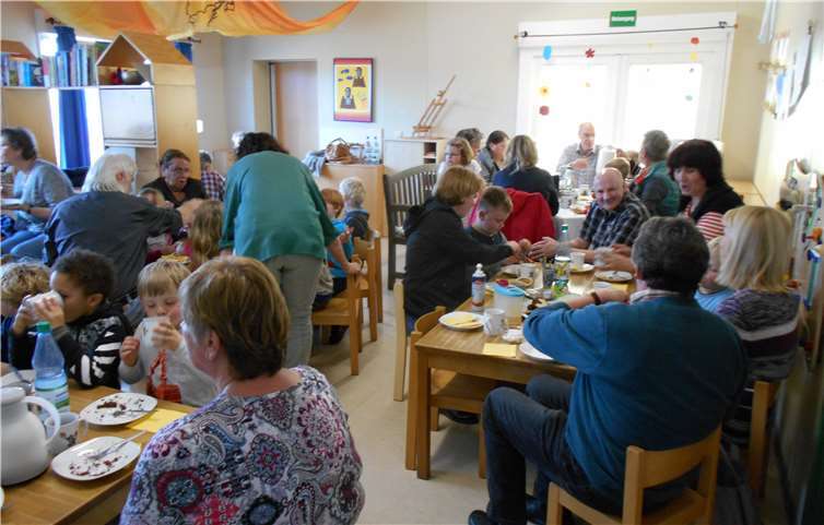 Kinder und Großeltern genossen den Nachmittag bei Kaffee und Kuchen. privat