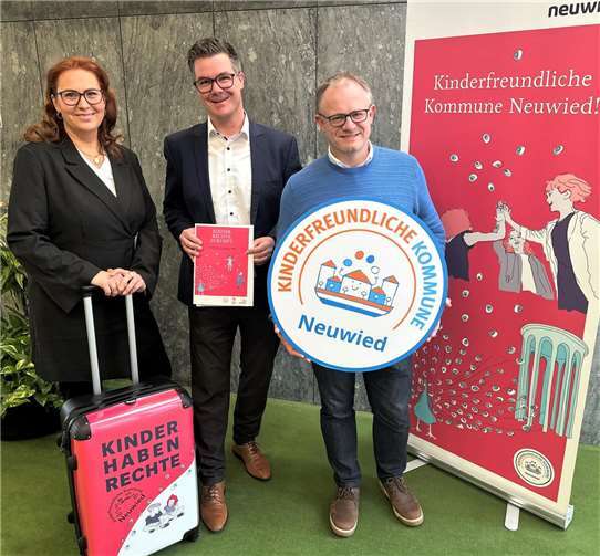 Kinder- und Jugendbeteiligung wird in Neuwied großgeschrieben: (von links) Sonja Jensen (Koordinatorin Kinderfreundliche Kommune), Bürgermeister Peter Jung und Oberbürgermeister Jan Einig sind unter anderem stolz darauf, dass die Deichstadt als eine der ersten rheinland-pfälzischen Kommunen schon vor einem Vierteljahrhundert einen Jugendbeirat eingerichtet hat – mit fest verankerten Rechten in der Gemeindeordnung.  Fotos: Stadt Neuwied / Ulf Steffenfauseweh