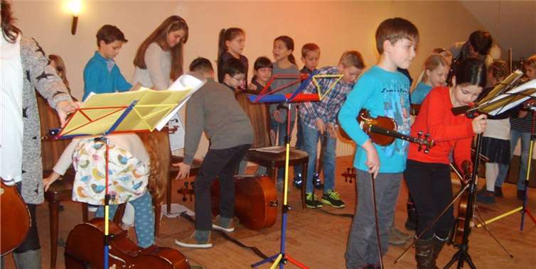 Kinder und Jugendliche aus dem Ort trugen mit musikalischen Beiträgen zum weihnachtlichen Programm bei. privat