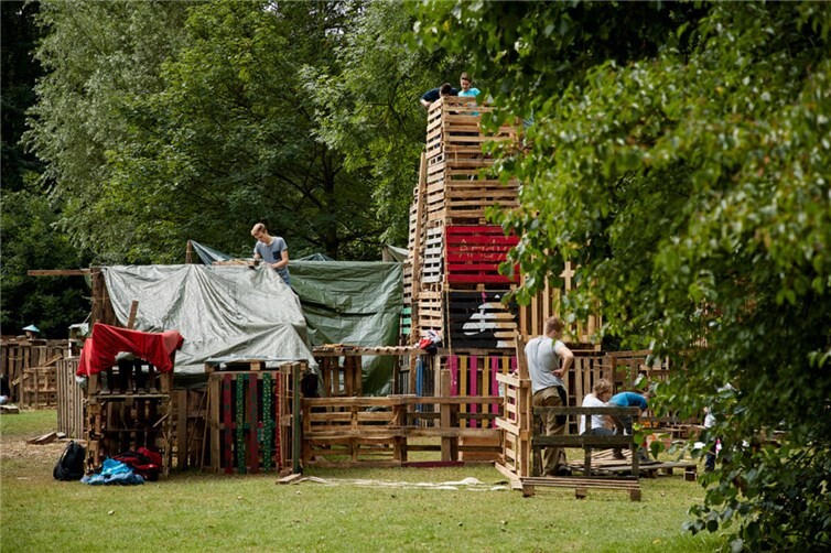 Kinder und Jugendliche bauen Hütten aus 1500 Paletten!