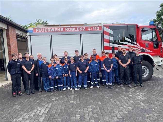 Kinder und Jugendliche der Jugendfeuerwehr freuen sich über neue T-Shirts. Foto: privat