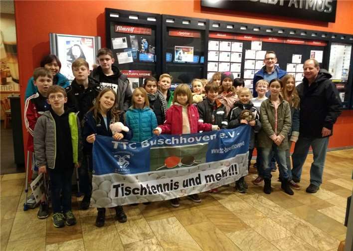 Kinder und Jugendliche des TTC Buschhoven mit Betreuer im Kinopolis. privat