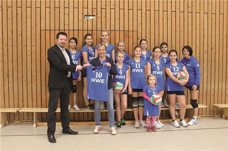 Kinder und Jugendliche des „TVC Sinzig“ präsentierten jetzt stolz ihre neue Teamkleidung. RWE