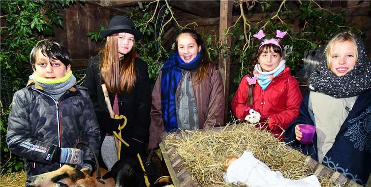 Kinder und Jugendliche des Vereins Tierfreunde Schwanenteich stellten die Krippenfiguren nach.RASCH