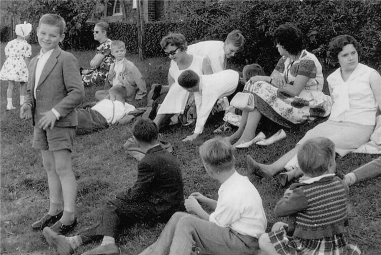 Kinder und Jugendliche des Waisenhauses am Rheinufer.  Foto: Repro HG