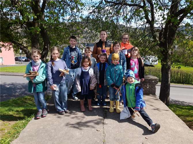 Kinder und Jugendliche setzen Ostertradition in Adenau fort. Foto: Mario Stratmann