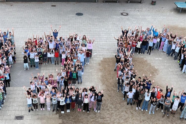 Kinder und Lehrer freuen sich auf die Geburtstagsparty!