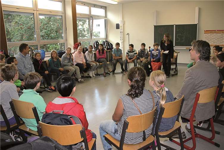 Kinder und Lehrer trafen sich zum ersten Mal in ihren zukünftigen Klassenräumen.