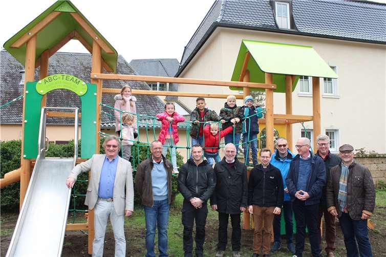 „Ein Mut-machender Moment“ Kinder und Organisatoren freuen sich über den neuen Laurentius-Spielplatz. Foto: DU